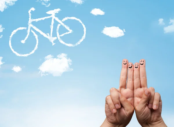 นิ้วยิ้มที่มีความสุข มองไปที่เมฆรูปจักรยาน — ภาพถ่ายสต็อก