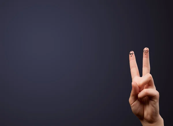 Glückliche Smiley-Finger beim Blick auf die leere Wand — Stockfoto