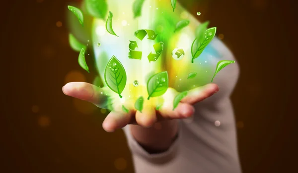 Ung kvinna som presenterar eko gröna blad återvinning energi koncept — Stockfoto