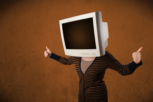 Ragazza con un monitor sulla testa e vuoto copyspace marrone — Foto Stock