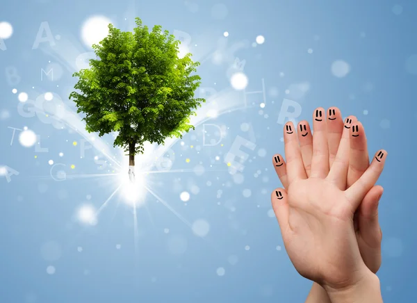 Happy Finger Smileys mit grünen magischen leuchtenden Baum — Stockfoto