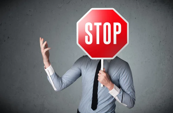 Geschäftsmann mit Stoppschild — Stockfoto