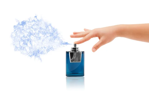 Vrouwenhanden spuiten parfum — Stockfoto