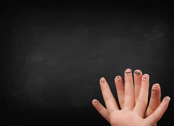 Glückliche Smiley-Finger blicken auf leere schwarze Tafel — Stockfoto