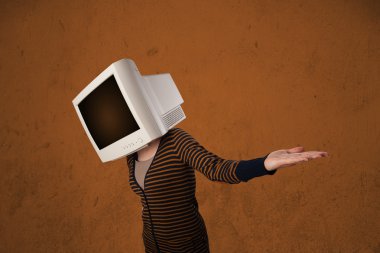 onun baş ve kahverengi boş boşaltmak monitörde kızla