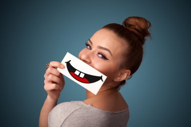 komik smiley ile kart tutan mutlu güzel kadın