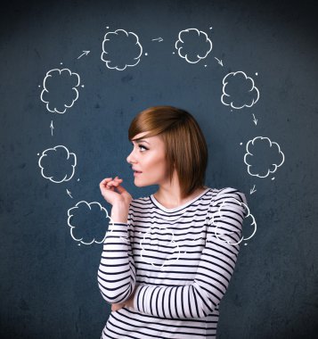 genç kadın başının etrafında dolaşım bulut ile düşünme