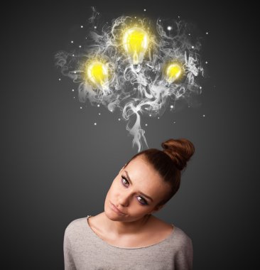 duman ve başının üstünde lightbulbs düşünceli kadınla