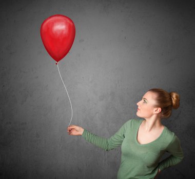 Kırmızı balon tutan kadın
