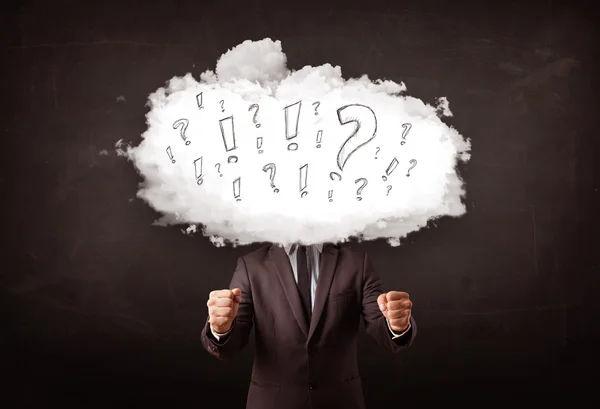 質問と感嘆符を持つビジネスマンの雲の頭 — ストック写真