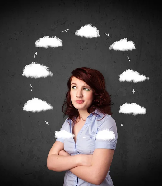 Mujer joven pensando con la circulación de nubes alrededor de su cabeza — Foto de Stock
