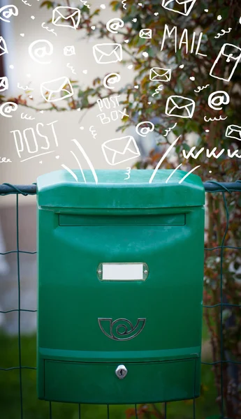 Boîte aux lettres avec icônes de courrier dessinées à la main blanches — Photo