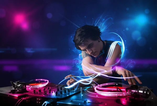 Disc jockey riproducendo musica con effetti di luce elettrica e luci — Foto Stock