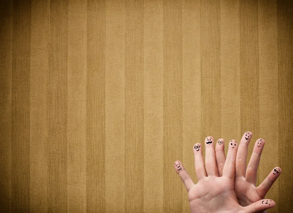 有老式条纹墙纸背景的快乐的手指微笑 — 图库照片