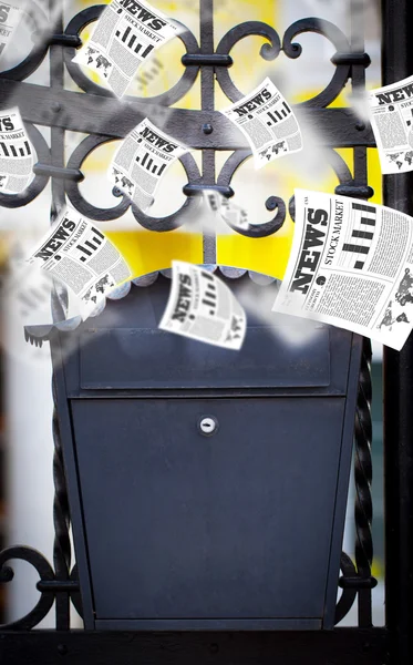 Postbus met dagbladen die vliegen — Stockfoto