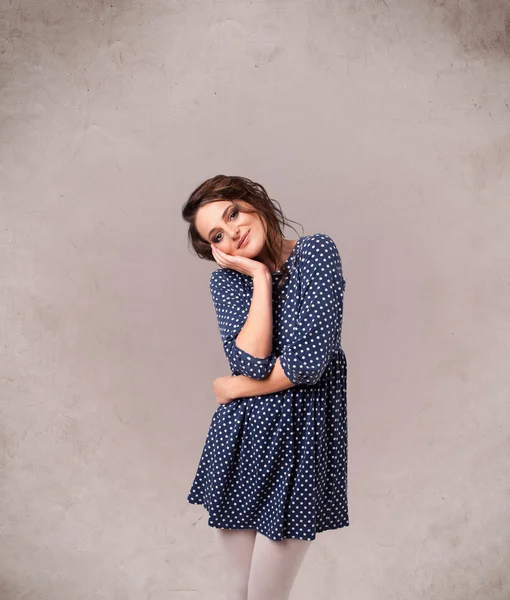 Porträt eines jungen süßen Mädchens mit leerem Kopierraum — Stockfoto