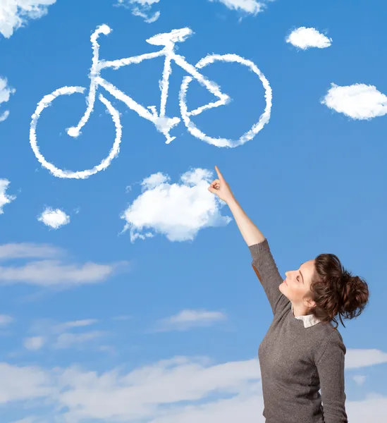 Meisje kijkend naar fiets wolken op blauwe hemel — Stockfoto