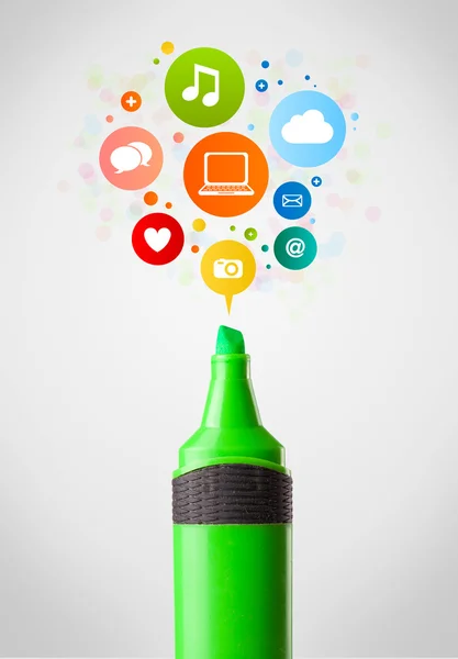 Marker close-up with social network icons — Stock Photo, Image