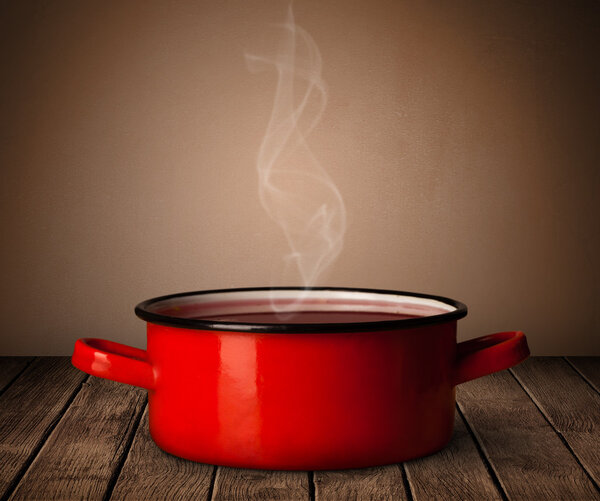 горшок на старом деревянном столе
