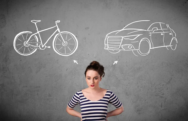 Mulher fazendo uma escolha entre bicicleta e carro — Fotografia de Stock