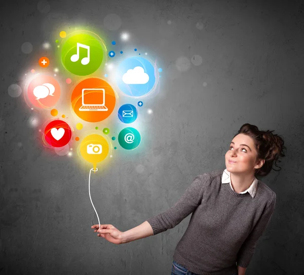 Kvinna anläggning sociala medier ballong — Stockfoto