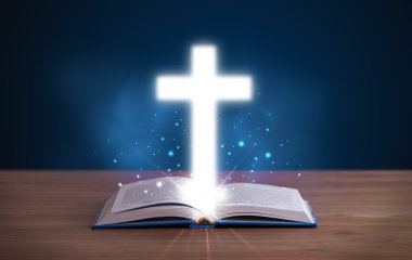 Ortasında haç olan kutsal İncil 'i aç.