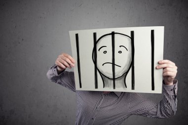 esir parmaklıklar arkasında bir kağıt üzerinde tutan işadamı
