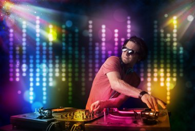 dj ışık gösterisi ile bir disko şarkıları çalma