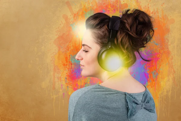 Young woman with headphones listening to music — Stock Photo, Image