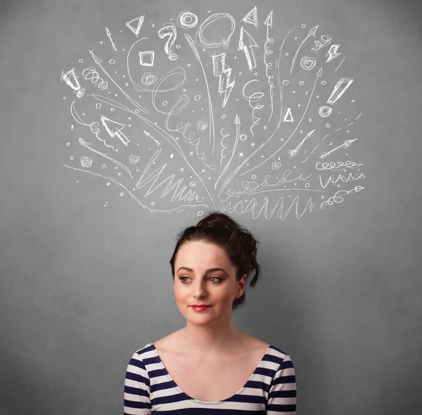 Jonge vrouw met getekende pijlen boven haar hoofd te denken — Stockfoto