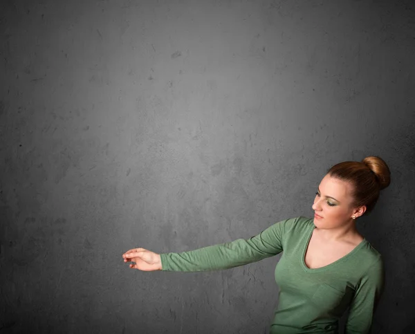 Vrouw gebaren met kopie ruimte — Stockfoto