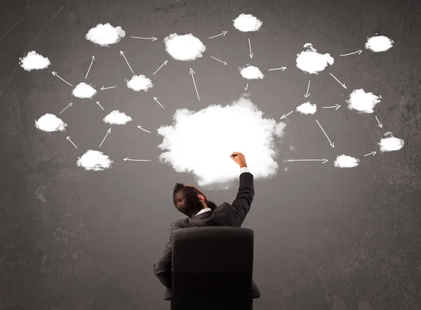 Бизнесмен сидит с облачными технологиями над головой — стоковое фото