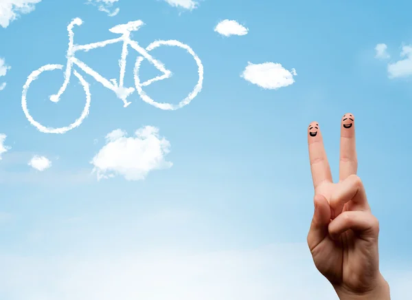 Счастливые улыбающиеся пальцы, смотрящие на облако в форме велосипеда — стоковое фото