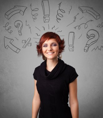 Soru işareti çizen sevimli genç kız.