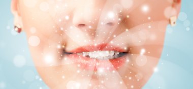 güzel kadının dudakları soyut beyaz ışıkları üfleme