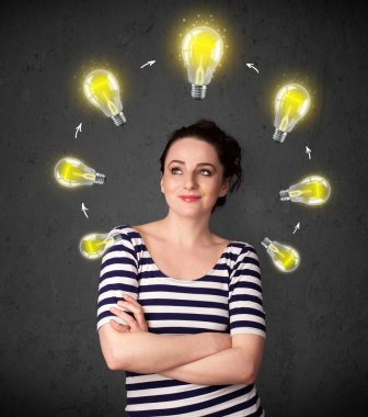 genç kadın başının etrafında dolaşım ampul ile düşünme