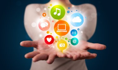 genç kadın renkli teknoloji simgeler ve semboller