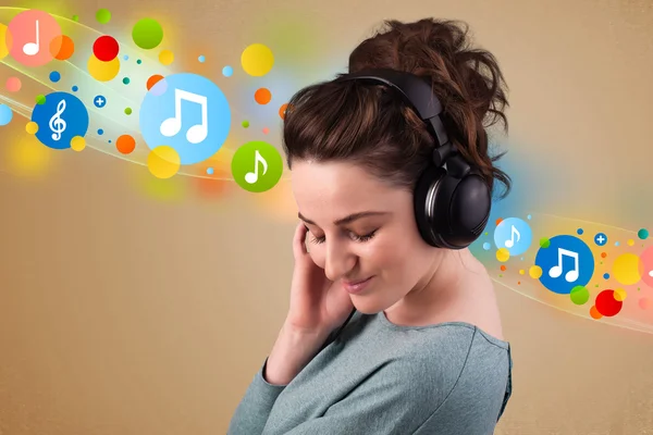 Mujer joven escuchando música con auriculares — Foto de Stock