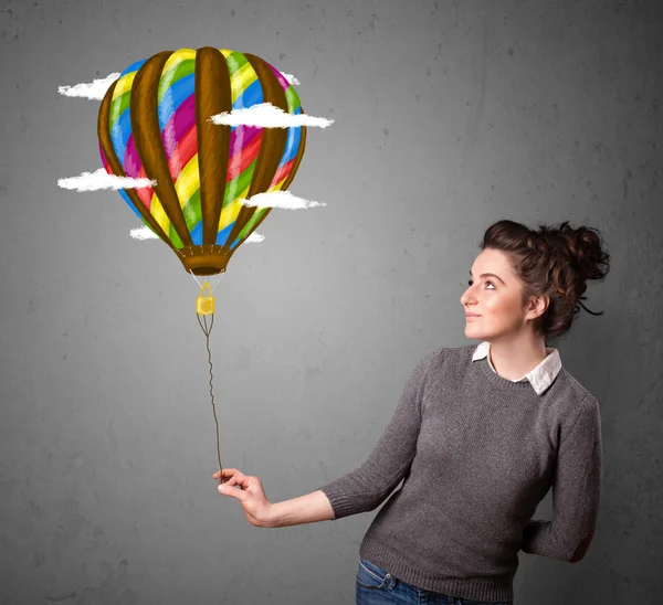 Bir balon çizim tutan kadın — Stok fotoğraf