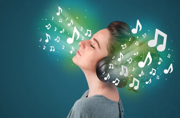 Mujer joven con auriculares escuchando música —  Fotos de Stock