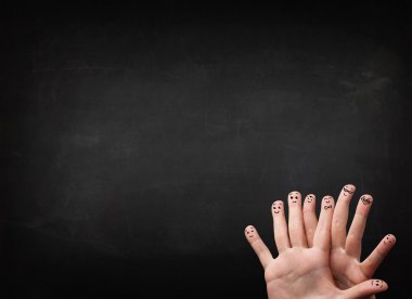 Mutlu gülen parmaklar boş kara tahtaya bakıyor