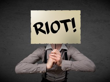 İş adamı protesto işareti tutuyor.