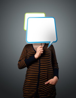 Genç kadın konuşma balonunu tutuyor