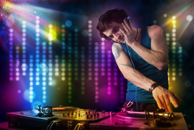dj ışık gösterisi ile bir disko şarkıları çalma