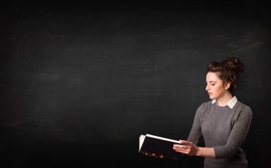 genç bayan bir kitap okuma