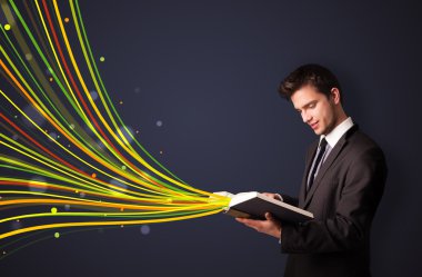 yakışıklı adam renkli çizgiler gelirken bir kitap okuma