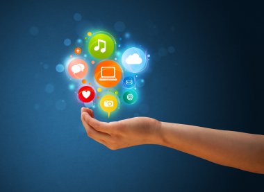 bir kadının elinde Multimedya simgeler