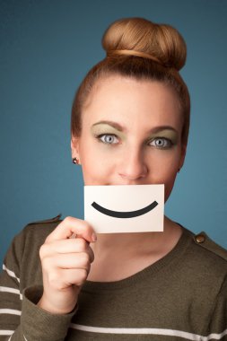 komik smiley ile kart tutan mutlu güzel kadın