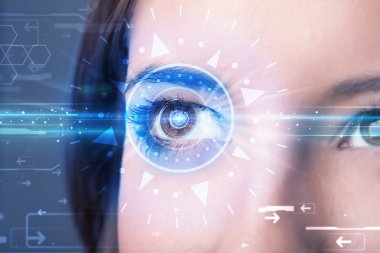Teknolji gözlü siber kız mavi irisi inceliyor.