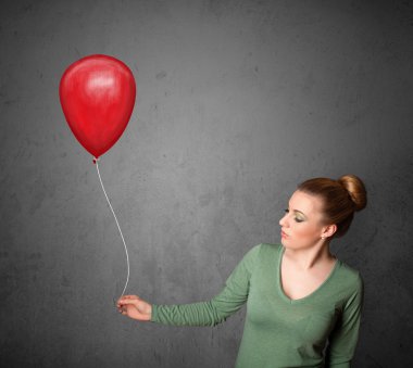 Kırmızı balon tutan kadın